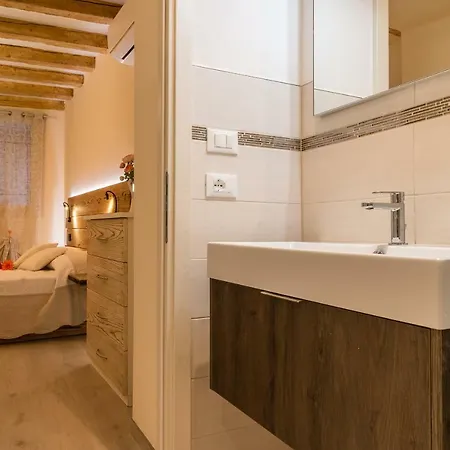 Bragora 3524 Between San Marco And Biennale * البندقية